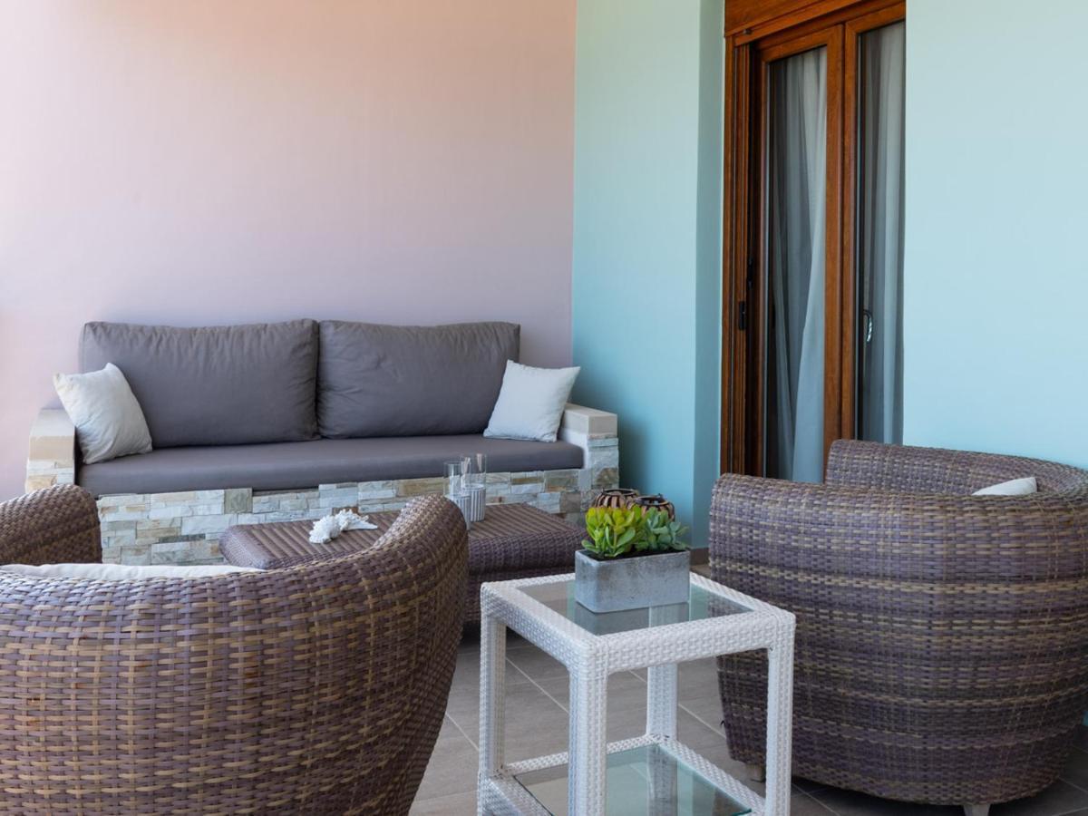 White Crystal Beachfront Apartment Goúrnes Extérieur photo